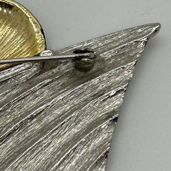 Vintage Art Deco-Inspired Flapper Brooch Silver-Toned Texture Gold-tone Profile - Picture 11 of 16